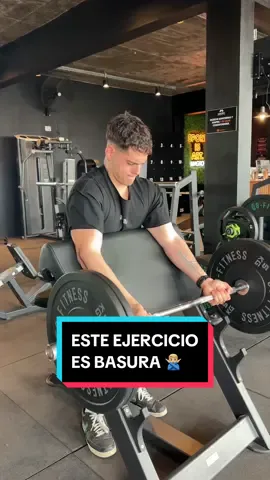 GRAVE ERROR en BICEPS SCOTT! Cuando realizamos el curl de bíceps en banco Scott con las axilas pegadas al banco, estamos poniendo el tendón del bíceps bajo una tensión excesiva, especialmente cuando extendemos completamente el codo. Este estiramiento máximo genera un alto riesgo de lesión en la inserción del tendón, ya que la posición fija del brazo impide que los músculos estabilizadores, como el deltoides y el dorsal, ayuden a soportar la carga. Además, la muñeca y el codo pueden verse comprometidos, lo que incrementa la posibilidad de sufrir una tendinitis o incluso una ruptura del tendón. Chris Bumstead, en su variación del curl de bíceps en banco Scott, realiza una modificación clave para reducir este riesgo. Al elevar los codos y alejarlos del banco, permite que el bíceps mantenga una tensión constante sin llevar el tendón a su límite máximo. Este ajuste también involucra al dorsal de manera más activa, proporcionando una mayor estabilidad durante el movimiento y distribuyendo la carga de manera más equilibrada entre los músculos. La presión contra el banco con los codos crea un soporte adicional que minimiza el estrés en el tendón. Por lo tanto, para prevenir lesiones y garantizar un entrenamiento más seguro y efectivo, es crucial adoptar esta variación. De esta manera, no solo proteges tu tendón del bíceps, sino que también optimizas la activación muscular, maximizando los beneficios de cada repetición. No olvides aplicar esta técnica en tus entrenamientos y seguir aprendiendo más consejos para evitar lesiones. . . #biceps #bicepsworkout #gym #gymtips #gimnasio #fisio #hipertrofia #cbum #zyzz