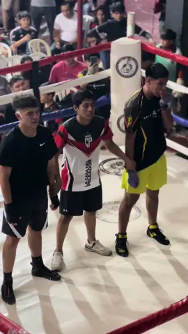 Qué difícil es para una madre ver pelear en el ring a su hijo 😩 Felicidades a los dos, buenos meses de preparación!, aunque es lindo ganar en una competencia, lo que realmente vale es la disciplina y la amistad de 2 jóvenes deportistas en búsqueda del éxito en todas las áreas de su vida 👏👏👏 Sigan adelante! Dios los bendiga chicos! 🙏 #PeleaProfesional #Boxeo #JotaNarbaja 