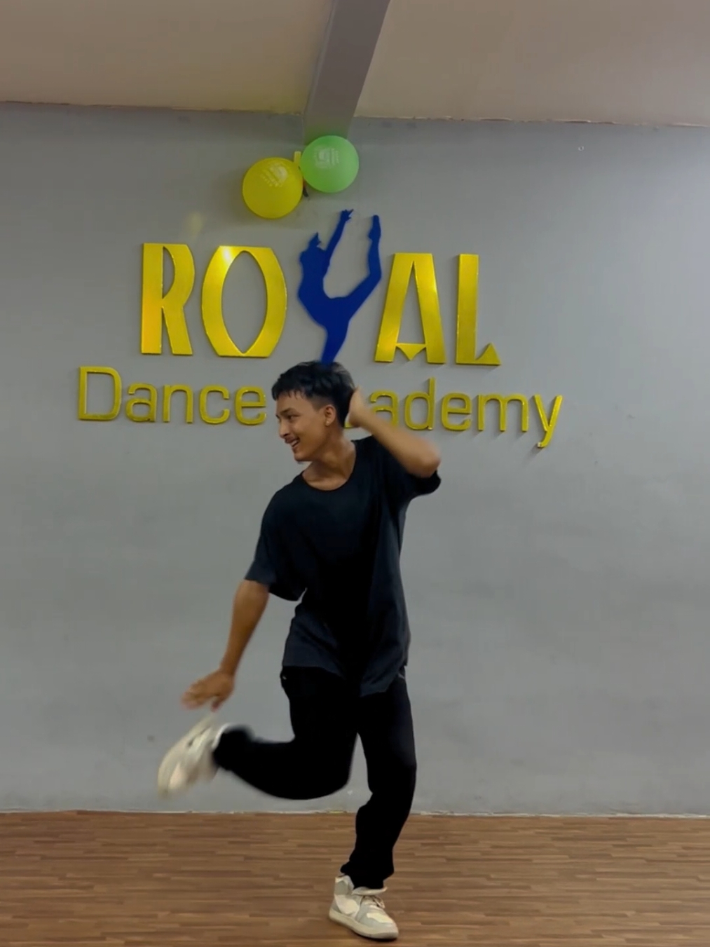 #instagram_poojan_koirala44 Old video 📷 Samalera rakheko pauju temi sanga nachera chinauxu 😅 DC by myself 🙋#trending #chitwan_muser #shortchoreography #poojankoirala #foryoupage #tiktoknepal🇳🇵 #goviral #badarni🐒 