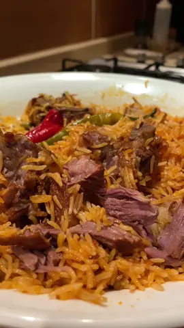 كبسة لحم المقادير : نص كيلو لحم غنم حبة بصل متوسطة  بهارات حب ( هيل ، فلفل اسود ، كمون ، كزبزه ، ورق غار ، قرفة ، لومي ) طماطم معصورة رز  فلفل اخضر او احمر  الطريقة : نحمس البصل في شوية زيت على حرارة عالية لمده دقيقتين وبعدها ننزل بالبهارات لمدة الدقيقة وبعدها اللحم ياخذ لون خفيف ، بعدها ننزل بالطماطم المعصورة ( انا مستخدم طماطم جاهزة لكن ممكن نستبدلها بطماطم معصورة في البيت مع معجون طماطم ) بعد ما يتحمر ننزل عليه يمويا دافية ونحاول نغطي السطح بالكامل ونقفل الغطاء ومتى ما سمعنا الصفارة نوطي النار على حار واطية متوسطة لمدة ٤٥ دقيقة، بعدها بربع ساعة نغسل الرز وننقعه، وبعد ما ينتهي الوقت نفتح الغطاء ونملح ونذوق ( لازم تكون الملوحة زايدة شوية عشان يتشربها الرز ) وطبعا ننزل الرز ونحرص ان المويا تكون مرتفعة على الرز بمقدار سانتي تقريبا، نقفل واذا سمعنا الصفارة نوطي النار ونضغط لمدة عشر دقايق. ‏#food#Recipe#EasyRecipe#cooking#rice#lamb #Kabsa #كبسة#لحم#رز#طبخ