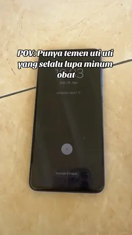 Bikinin alarm aja biar ndak lupa minum obat. Soalnya kalau lupa minum obat, pas duduk di lantai, ndak bisa berdiri sendiri. Mesti dibantuin #videolucu #friendshipgoals 