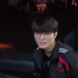 Nay nhìn yêu nhỉ, cứ cười mỉm suốt thôi 🐧 #faker #leesanghyeok #T1 