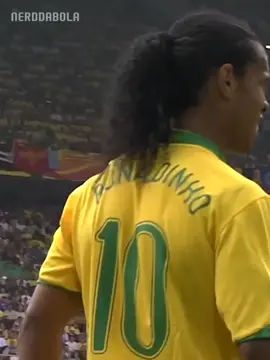 O que dizer de Ronaldinho em 2006? . . . #ronaldinho #brasil🇧🇷 #selecaobrasileira #football #futebol #サッカー #fútbol #calcio 