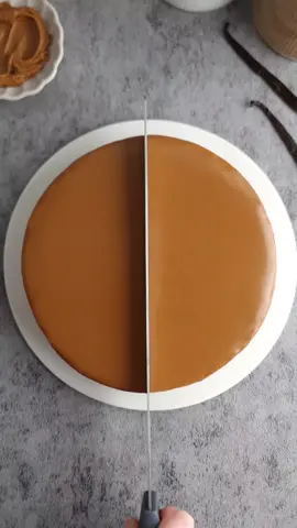 Brownie cheesecake au spéculoos  Pour le brownie  180g de chocolat noir 80g de beurre demi sel  2 œufs  40g de sucre  80g de farine  Faites fondre le chocolat et le beurre, fouettez le sucre avec les œufs, ajoutez le chocolat et le beurre fondus. Ajoutez la farine et mélangez  Verser dans votre moule et réservez.  La crème au fromage  350g de fromage à la crème à température ambiante  200g de crème épaisse à température ambiante  2 œufs  1 gousse de vanille  50g de sucre  Mélangez tout les ingrédients jusqu'à l'obtention d'un mélange homogène. Versez sur la pâte à brownie  Enfournez à 150° pendant 45 à 50min  Transférez au réfrigérateur pendant minimum 4hr Glacez le gâteau avec de la pâte à tartiner au spéculoos  Laissez au moins 1hr à température ambiante avant de déguster  🇬🇧 Speculoos cheesecake brownie  For the brownie 180g dark chocolate 80g semi-salted butter 2 eggs 40g sugar 80g flour Melt the chocolate and butter, whisk the sugar with the eggs, add the melted chocolate and butter. Add the flour and mix Pour into your mold and set aside.  The cheese cream 350g cream cheese at room temperature 200g thick cream at room temperature 2 eggs 1 vanilla pod 50g sugar Mix all the ingredients until you get a homogeneous mixture. Pour over the brownie batter  Bake at 150° for 45 to 50min  Transfer to the refrigerator for at least 4hrs Ice the cake with speculoos spread  Leave at least 1hr at room temperature before tasting