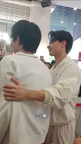 แขนพี่เก่งจะเซฟหลังน้ำปิงเสมอ น้องสะดุดนิดเดียว แต่แขนกับมือคือไปก่อนแล้ว 🥹🤧 🤍🦆🐇 #kengnamping #เก่งน้ำปิง #kengharit #เก่งหฤษฎ์ #น้ำปิงนภัสกร #nampingster 