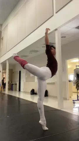 Reconnecting with my body in the beginning of this new season and getting ready for the upcoming stuff before the end of the year, of course wearing my favorite shoes ❤️🤍 @Só Dança @Só Dancers @Sarasota Cuban Ballet School   #ballet #balletdancer #maledancersoftiktok #ballerino #balletworld #balletdancers #maledancer #balletclass #ballettok #boysofballet 