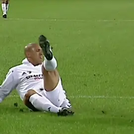 Roberto Carlos defense masterclass 🔥🇧🇷 #robertocarlos #defender #realmadrid 