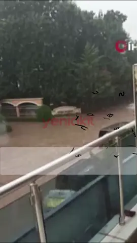 İstanbul’da sabah saatlerinden itibaren etkili olan sağanak yağış nedeniyle yollar göle döndü, araçlarıyla ilerlemekte güçlük çeken sürücüler zor anlar yaşadı.