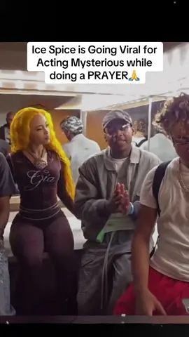 This clip has been going around the internet after fans have spotted @ice spice making a hand movement when tylil finished his prayer😨 #icespice #prayer #fyp #FYP #viral 