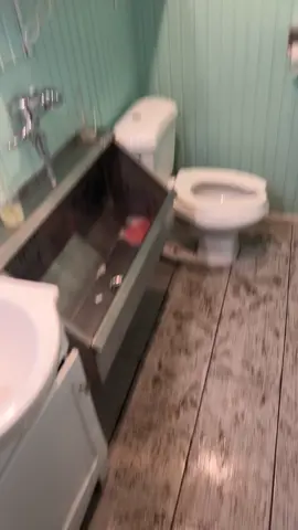 Whoever pissed on the seat like that is an animal #fyppppppppppppppppppppppp 