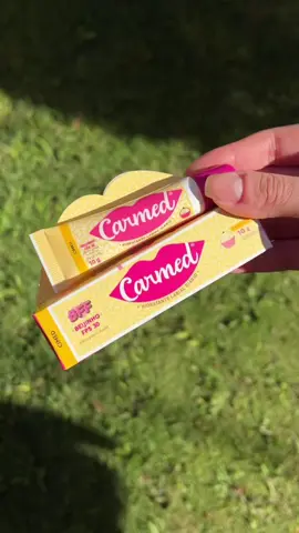 Aqui vai uma dica pra vocês de um item que não pode faltar na necessaire: O hidratante labial Carmed Beijinho 🥰🥥  Além de oferecer uma alta hidratação ainda possui fps 30! Me fala se não é o hidrante labial perfeito? 😍 @Carmed  https://www.instagram.com/carmed/ #carmed #carmedbff #carmedbeijinho #hidratantelabial #gloss 