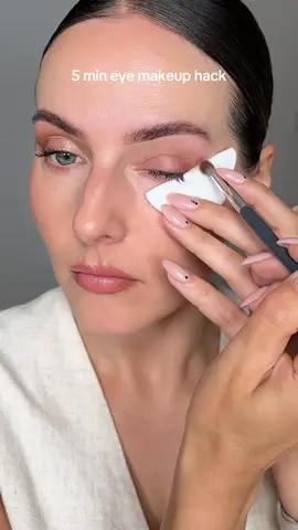 Eye makeup for beginners🤩 #eyemakeupforbeginners #makeuphacks #eyelook #easyeyemakeup #easyeyemakeup #makeuphacks #makeuptipsandtricks #makeupforbeginners #quickeyelook 