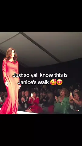 why did she run at the end 😭 #janicedickinson #Runway #fyp #viral 