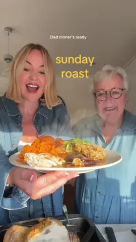 Back in the kitchen with Jane and it feels so good 💛 #mum #sundayroast #roastdinner #britishfood #cookwithus #cosy