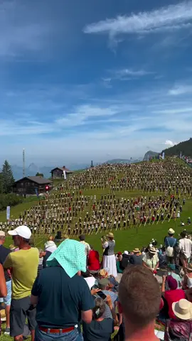 Le record du monde du plus grand concert de cor des Alpes. Avec 1006 joueurs réunis à Klewenalp (NW), en Suisse. #Klewenalpfestival #Alphorn555 #Alphorn #CordesAlpes #Klewenalp #Nidwalden #Schweiz #Suisse #Svizzera #Svizra #🇨🇭