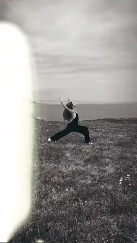 s: 🌿 Nuevo episodio en Back to Yoga 🎙️ 🌿 En este episodio exploramos los Yamas, los principios éticos del yoga según los Yoga Sutras de Patanjali. Aprende cómo integrar estos cinco preceptos en tu vida diaria para vivir en mayor armonía: Ahimsa (no violencia), Satya (veracidad), Asteya (no robar), Brahmacharya (moderación) y Aparigraha (desapego). 🙏✨ Y no te pierdas nuestro capítulo extra con una meditación guiada para calmar el cuerpo y la mente. 🧘‍♀️🧘‍♂️ Una oportunidad perfecta para encontrar equilibrio en medio de la rutina diaria. 🎧 Disponible ahora en Spotify. ¡Enlace en la bio! 🔗 #BackToYoga #Yamas #YogaSutras #Patanjali #Meditación #Bienestar #YogaEnProfundidad