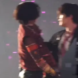 Kiss kiss kiss 😭 #leeknow #leeminhoskz #leelino #han #hanjisung #hannieskz #minsung #minsungmoment #husbands #soulmates #lovelove #TrueLove #myparents #viral #parati
