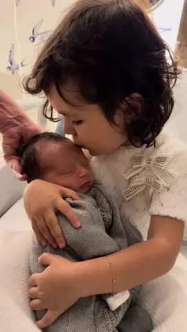 Sinto que a Lulu tem tanto a dizer para o irmão. Essa conversa aconteceu um dia depois do nascimento do José Vicente. Lulu, minha filha, você é amor! Que lindo ver a forma como você expressa esse sentimento pelo seu irmão. Como pais, nossos corações se enchem de alegria! Filhos, mamãe e papai amam vocês. 💙💖 Temos muito orgulho de vocês! 