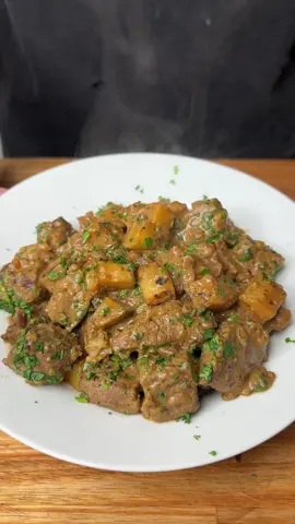 CARNE Y PAPA: Una cena lista en menos de 30 minutos y todo en una sartén 👏🏻✨ • Esta es una de esas recetas fáciles y rápidas para sacarte de apuro! Pocos ingredientes, sencilla y todo directo en la Sartén Royal Prestige ®️ Deluxe Easy Release @royalprestigeargentina que no se pega nada y cocina súper parejo 🫶 • 𝕀𝕟𝕘𝕣𝕖𝕕𝕚𝕖𝕟𝕥𝕖𝕤: • 2 Bifes de Chorizo 🥩  • 2 Papas Medianas 🥔  • 1/2 Cebolla 🧅  • 2 Dientes de Ajo 🧄 • 200cc Crema de Leche 🥛  • 1 Puñado de Perejil 🌿  • Y ahora te cortas un par de cosas y te preparas esto para la cena de hoy 👏🏻 • #onepot #steak #potato 