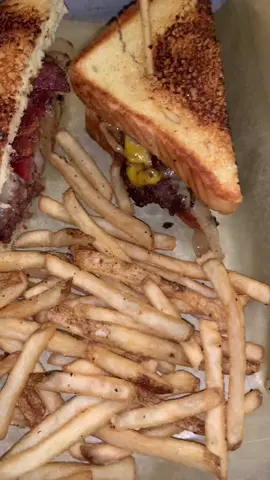 I tried @Buffalo Wild Wings bacon patty melt & it was goodddd!!😮‍💨😮‍💨 Wings; decent. #buffalowildwings #eatwithme #trythiswithme #fyp #fu #fypage 