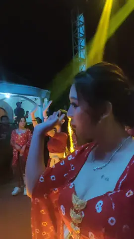 pasukane Bu guru Jan jozz🔥💃 @delapoyz_  #dancerkarnaval  #karnaval2024  #karnavalprangas  #soundsystemjawatimur  #soundhoregjawatimur  #pemburuhoreg  #sweetlove  #trend  #fypシ゚viral 