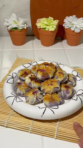 Sweet potato dumpling     ternyata ubi ungu enak juga di bikin dumpling, manis nya ubi ditambah wangi butter dan crispy kulit pangsitnya klooop  banget..   apalagi ditambah  keju mozzarella yg lumer dimulut bikin juga ga susah, yuk pecinta ubi merapat.. ENAAAAAKK!!    Resep  300gr ubi ungu(kukus dan haluskan)  2sdm butter/mentega (lelehkan)  2bks susu kental manis  keju mozzarella secukupnya  kulit dimsum    .   #ubi #sweetpotato #dumplings #food #ubiungu #cemilansimple #cemilan #Foodie #foodtiktok #homecooking #foodfestontiktok #masakansimple #fyp #yummy #menurumahan #snacks 