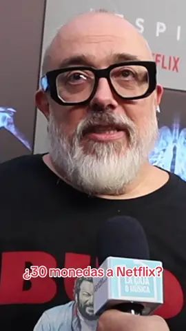 Entre que esperamos noticias de 30 monedas, Alex de la Iglesia nos cuenta avances de 1992 @Netflix España  📝 @David Fraile Seco  🎥 @Cris Sánchez-Moreno  #alexdelaiglesia #30monedas #serie #cine #director #netflix #netflixespaña #hbo #max #hbomax #seriecancelada #premiere #evento #photocall #entrevista #parati 