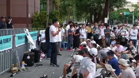 昨天下午四點多凱鈞一下飛機 馬上過去臺北地檢署 為台灣民眾黨黨主席加油 阿北加油 阿北加油 #台灣民眾黨 #阿北 #中央委員