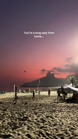 Cartoline iconiche da Ipanema 🇧🇷⚽️♥️ Diario di un tramonto rosa da una delle spiagge più iconiche del mondo! Qui anche quando scende il buio la spiaggia continua a vivere sotto grandi fari illuminando decine di campi da pallavolo dove si gioca rigorosamente con i piedi!  L’atmosfera rilassata tra chi è in spiaggia, chi gioca, chi corre e chi torna a casa è un vero e proprio sentimento, difficile da lasciar andare 💜 #eleutha #ipanema #ipanemabeach #riodejaneiro #riodejaneiroinstagram #riodejaneirotrip #riodejaneirogram #visitbrazil #brasile #brazil🇧🇷 