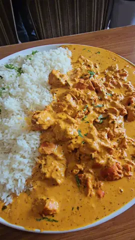 Largest Butter Chicken plate ever at Jaggi's! 8kg of pure comfort - this way down super easy. #sgfoodie #foodchallenge 