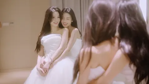 “Cho đến khi có một người, có thể hiểu cảm xúc của tôi.” Đôi khi tình yêu bạn bè giống như cọng rơm cứu mạng. Bạn bè tốt sẽ chiếu sáng trái tim bạn như ánh nắng mặt trời. 🤍👰‍♀️👰‍♀️ #傅冬暖 #fudongnuan #phóđôngnoãn #blogger #bloggerstyle #beautyblogger #hotdouyin #viral #xuhuong #bachhop #lovestory #wedding #weddingdress #weddingphotography#bride #bestfriend 