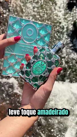 Azure Fant@sy Esta é uma nova fragrância. Exclusive Azure Fantasy foi lançada em 2024. As notas de topo são: Bergamota, Gengibre, Hortelã e Noz-moscada. As notas de coração são: Jasmim, Lírio-do-Vale e Gerânio. As notas de fundo são: Âmbar Cinzento, Madeira Guaiac e Almíscar. 5ml fracio- 71,73