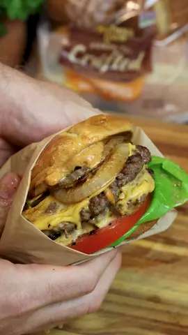 Smash burgers #NaturesOwnPartner @NaturesOwnBread  #smashburgers #cheeseburger #briochebun #Foodie #Recipe #cooking #EasyRecipe 