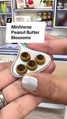 Mini Peanut Butter Blossoms Remix from @Miniverse Hersheys Multipack #miniatures #miniverse #miniverseremix 