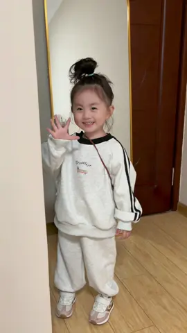 Thi thoảng cháu vẫn chảy nc miếng 😂 #liuliu #liuliutrungquoc #baby #babylove #embe #cutebaby #babiesoftiktok #xuhuong #fyp 