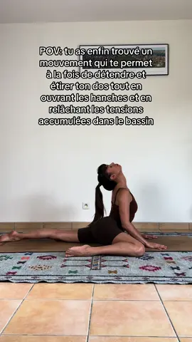 Tu as déjà essayé cette variante de la position du poisson qui bat des ailes?  J’adore insérer ce mouvement dans mes classes surtout lorsqu’il s’agit de pratiques plus douces autour des ouvertures de hanches ou lorsque je ressens le besoin de me détendre et de créer de l’espace dans mon corps. Le mouvement du haut du corps permet d’intensifier l’ouverture de hanche tout en étirant le dos mais aussi de libérer le corps des tensions qui ont tendance à s’accumuler dans la zone du bassin. Tu vas l’essayer ? #hipopener #yoga #mouvement #bienetre #etirement #souplesse 