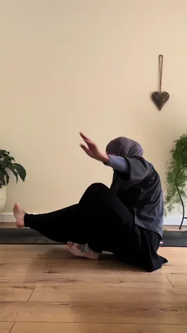 bit of the reality behind the poses 😅 #yoga #yogafail #struggle #blooper 