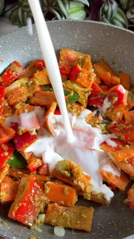 THAI CURRY VERDE 🌱 Vuoi trasformare un semplice piatto di riso e verdure in un’esperienza straordinaria? 🥦🍚  Aggiungi un tocco di pasta di curry verde per portare i sapori a un livello completamente nuovo 🥰 Preparazione:  - in una padella aggiungi olio di semi, cipollotto (parte bianca), zenzero fresco e foglie di alloro (a me piacciono ma non sono indispensabili) - aggiungi poi la pasta di curry verde (ne esistono di tante tipologie diverse, non solo quella verde- fai attenzione alla quantità, se non hai mai provato ad usarla aggiungine poca alla volta perché è molto piccante)  -  passa ad aggiungere le verdure più dure (nel mio caso carota e peperone)  - latte o crema di cocco (io ti consiglio la crema per tinder e tutto molto più cremoso e saporito)  - infine aggiungi le verdure più morbide (funghi, cavolo cinese e parte verde del cipollotto)  * le verdure che ho usato sono quelle che io preferisco, ma tu sentirti libero/a di usare quelle che preferisci  ** se trovi il lemon grass ti consiglio vivamente di usarlo 😍 Ingredienti x 2: - una lattina di crema di cocco  - 1 carota  - 1 peperone  - 4/5 foglie di alloro  - 2 cipollotti  - zenzero qb  - olio di semi qb  - 1 cucchiaio abbondante di pasta di curry verde  - 5/6 funghi  - 1 cavolo cinese piccolo  Cottura: totale 20 minuti  #CucinaVegana #RicetteVegane #CucinaThailandese #CurryVerde #CiboSano #MangiareSano #RicetteSane #CucinaVegetariana #PiattoUnico #CucinaEsotica #CiboVegetariano #RisoEVerdure #SaporiOrientali #CucinaEtica #cucinafusion 
