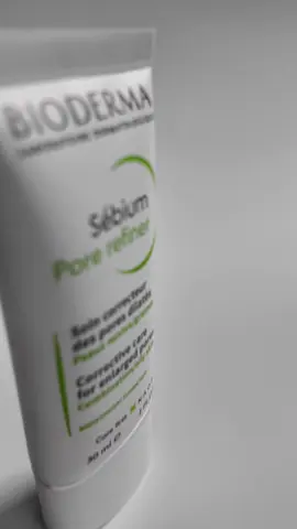 Reduce visiblemente los poros y suaviza la piel en tan solo 15 minutos* con Pore Refiner de Sébium ✨ Nuestra CREMA HIDRATANTE PARA MINIMIZAR POROS está formulada para disminuir los poros dilatados en pieles mixtas o grasas, notarás una reducción significativa en el tamaño de los poros y una piel más suave y uniforme ¿Ya lo conoces? ¡Déjanos tu opinión! #BiodermaMx #pielsaludable #oilySkin #salicylicacid #piellimpia #tratamientoparalacne #dermatologo *Ensayo con ocultación doble en 10 personas voluntarias con edades comprendidas entre 21 y 34 años, con piel facial mixta a grasa, imperfecciones leves y poros dilatados, durante 8 horas.