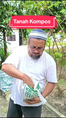 Tanah Kompos  Pek 3KG Pek 20KG Akan berada di dalam senarai jualan Baja Taiping di TikTok Shop..  Dengan tanah ini, membolehkan anda menanam semua jenis sayuran dan anak-anak pokok buah-buahan.  Tidak perlu lakukan sebarang campuran kerana ianya telahpun lengkap. Cuma koyak, dan tanam terus.  #bajataiping #mamubaja #tanah #tanahkompos #kompos #tanaman 