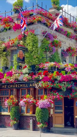 The prettiest pub in London 📍The Churchill Arms . #london #churchillarms #flowers 