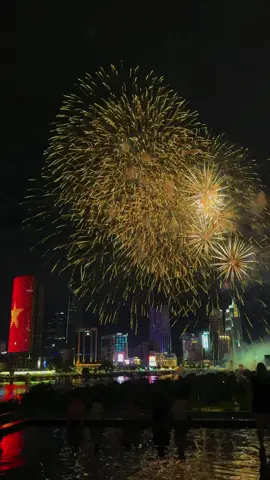 một cảm giác rất tự hào là được nhìn thấy sắc cờ đỏ dưới ánh pháo hoa lấp lánh ngày 2/9 🇻🇳 #phaohoa #hcm #xuhuong #fyp #quockhanh2024 