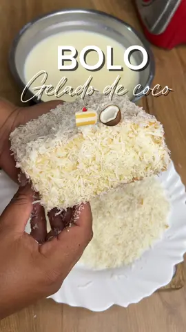 Bolo gelado de coco  4 ovos  1 xícara e meia de açúcar  1 xícara de leite morno  3 colheres de margarina  3 xícara e meia de farinha de trigo  1 xícara de coco   xícara 240 ml  1 tapinha de fermento Forno a 180 graus por 40 minutos  CALDA  1 vidrinho de leite de coco  1 caixinha de leite condensado  Usa a caixinha de leite condensado para medir o leite usei esse tanto de calda para duas medidas que fiz no vídeo #bologelado #bolo #bolodecoco #receita #bologeladodecoco  