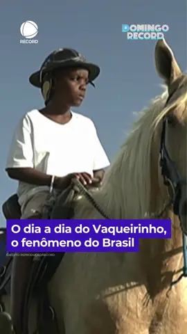O repórter Ricky Teixeira foi até Feira de Santana, na Bahia, para conhecer de perto a história do Vaqueirinho Ruan Vitor ✨ Por lá, o cantor se diverte andando e cuidando dos cavalos 🐎 Assista! Assista ao vídeo completo do #DomingoRecord no #PlayPlus: acesse PlayPlus.com