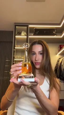 O novo rosto de J’adore é simplesmente a Rihanna! Wow! E como esperado eu tô obcecada pelo J’adore L’OR 💛 @Diorbeauty  O melhor de tudo é que nas compras acima de R$999 na @belezanaweb, você ganha um brinde super exclusivo! É só usar o meu cupom: RAFABLZ #jadoredior #diorparfums #diorbeauty #Belezanaweb