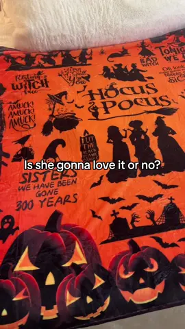 Is she gonna lose her mind? This Hocus Pocus Blanket is PERFECT for Halloween movie watching!😍🎃 #hocuspocus #halloween #thisismyscarymovieblanket #fyp 