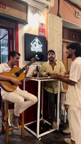 La Rizos anda por Sevillaaaaa . . . . . . #parati #fyp #flamenco #guitar #music #juerga 