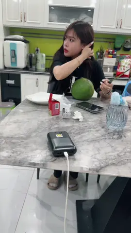 Lần nào gặp bà cũng bảo Chip ăn nhiều vào , bà ko hay nói ngọt ngào nhưng bà tình cảm lắm , bảo Bin mang bánh về biếu bố mẹ Chip đấy ,@Thu Hương @Thu Ha @Gia Huy @chip #xuhuong #tiktok #huong091283 #theanh28 #muchoanhuong #bokhohoanhuong #mamtephoanhuong 