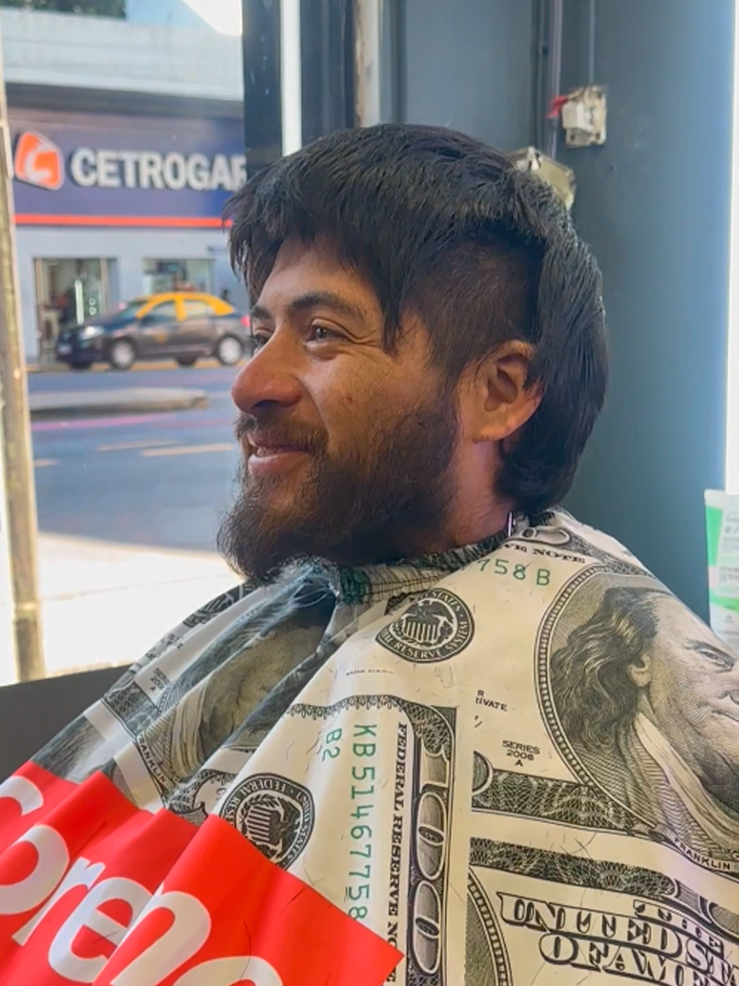 Un mimo 🤗 puede alegrarte la vida 🌈, ¿no lo creen? 💖.  Ayer les presenté a Mauri el hace 9 años se encuentra en situación de calle. Nos conmovió su historia y quisimos pagarle una noche de hotel.  Antes pasamos por @alcortebarbershop01 y le hicimos un cambio de look a Mauri, genios!!  Dale like si te gustó su reflexión y te comparto la parte III-  Si deseas realizar un aporte escribime un DM para indicarte cómo puedes hacerlo posible 📩