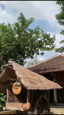 [[ KULINER SYAHDU DI MADIUN ]] Salah satu rekomendasi tempat syahdu untuk kumpul bersama orang tercinta ( keluarga ataupun teman )  Resto yang asri dengan suasana pedesaan yang memiliki ke otentikan rasa.  Sederhana, tapi humble mengingatkan kita pada rumah kita dulu. Yuk, ajak keluarga ataupun teman dan nikmati sajian menu otentik di @kandangingkung_madiun ✅ Menu Makanan yang Otentik dan Bikin Nagih ✅ Terdapat Spot 
